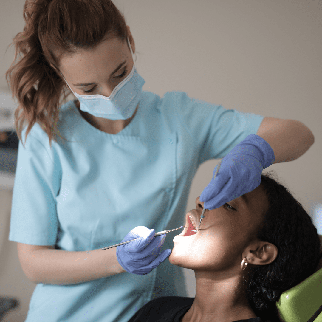 Dentista tratando urgencia dental en ODONTOVIDA Cali - Urgencias Odontológicas Cali 24h